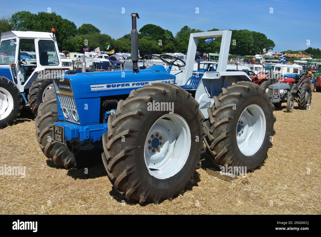 Un trattore County Super Four parcheggiato in esposizione alla Torbay Steam Fair, Devon, Inghilterra. REGNO UNITO. Foto Stock