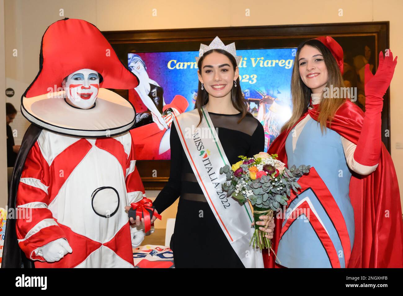 Viareggio, Italia - 19 febbraio 2023: Miss Italia 2022 Lavinia Abate al Carnevale di Viareggio 2023, nella foto Lavinia Abate con il mascello ufficiale del Carnevale di Viareggio Burlamacco e Ondina Foto Stock