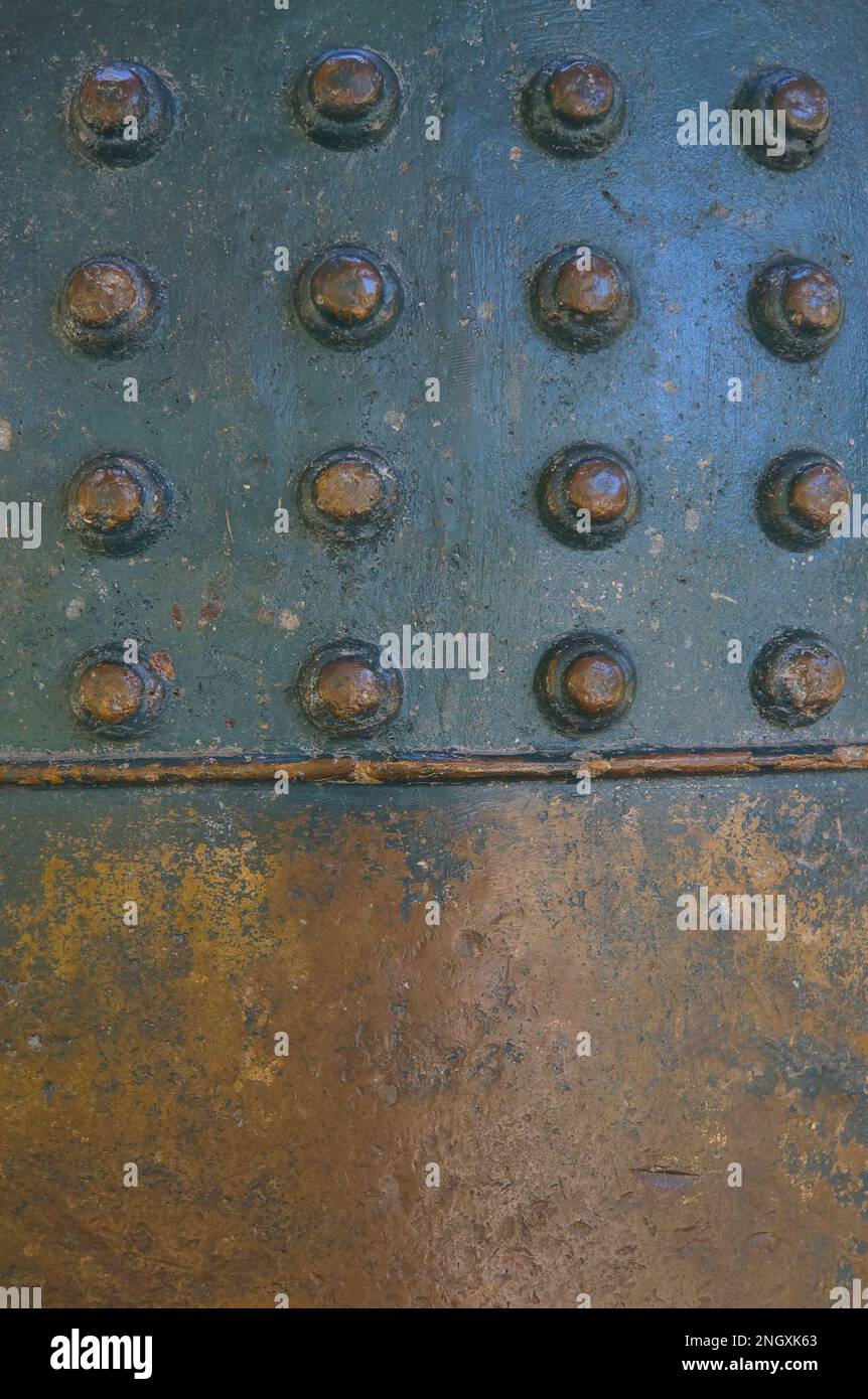 Primo piano di un pezzo di fondo campana di bronzo Foto Stock