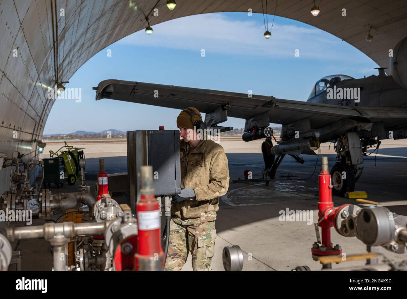 STATI UNITI Air Force Airman 1st Class Jeremy Walter, 51st Logistics Readiness l'operatore di distribuzione dei carburanti Squadron registra i livelli di carburante durante il rifornimento di un Veicolo a-10 Thunderbolt II presso la base aerea Osan, Repubblica di Corea, novembre 30 2022. Fuels Airmen è tenuta a tenere traccia di tutte le transazioni relative al carburante per tenere traccia del consumo di carburante presso Osan AB. Foto Stock