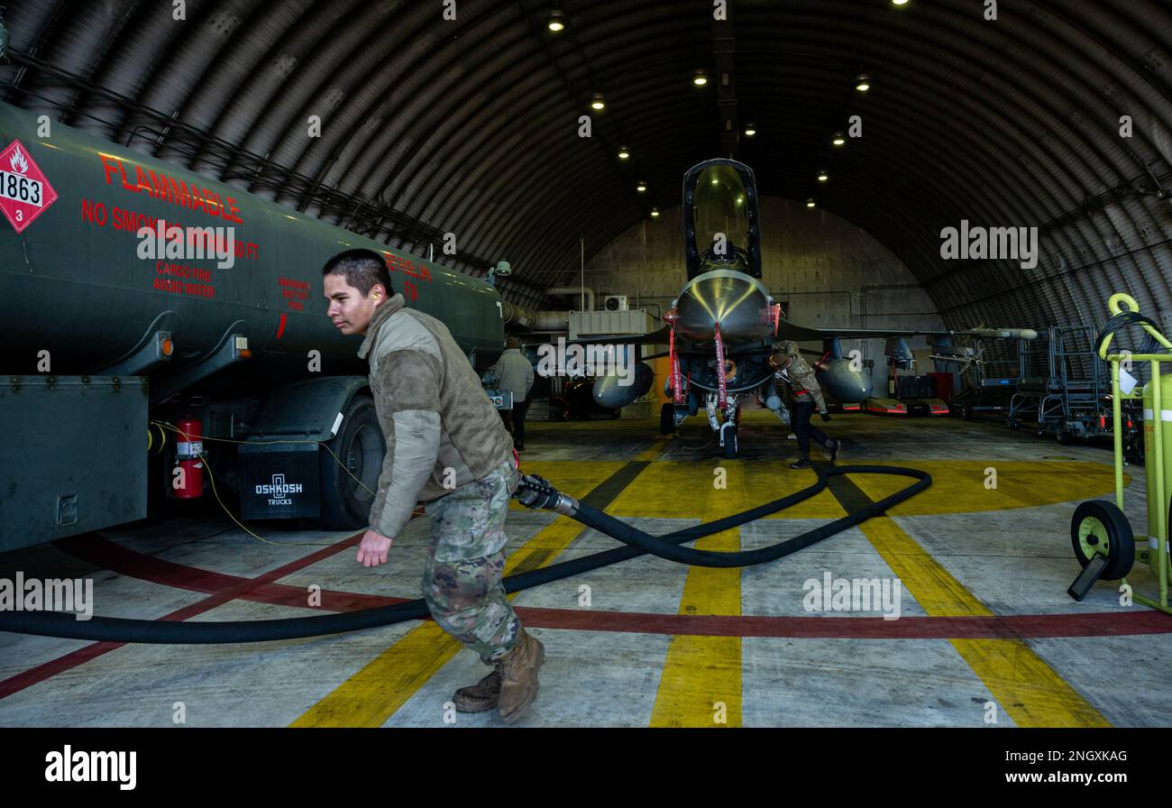 STATI UNITI Air Force Airman 1st Class Christopher Munoz, 51st Logistics Readiness Squadron (LRS) alimenta un tecnico addetto alla manutenzione delle attrezzature che tira un tubo del carburante dopo aver rifornito un F-16 Fighting Falcon alla base aerea di Osan, Repubblica di Corea, 1 dicembre 2022. Il volo 51st LRS Fuels è responsabile dello stoccaggio, della distribuzione e della garanzia di qualità di tutto il carburante presso Osan AB. Foto Stock