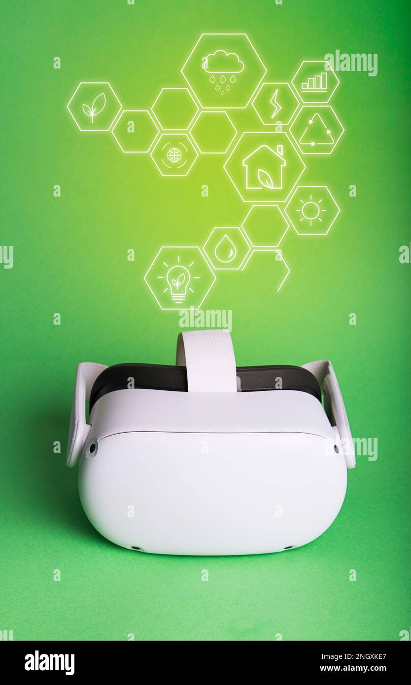 Occhiali per realtà virtuale su sfondo verde e grafica di sostenibilità. Crescita economica, tutela dell'ambiente e benessere sociale Foto Stock