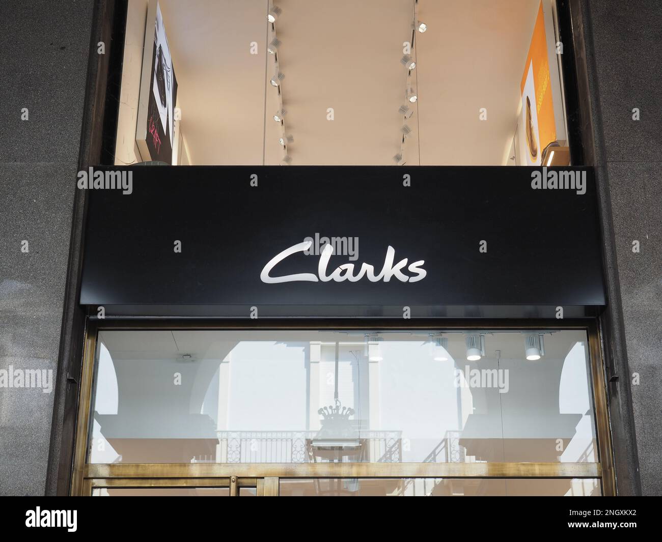 TORINO, ITALIA - CIRCA 2022 SETTEMBRE: Cartello del negozio Clarks Foto  stock - Alamy