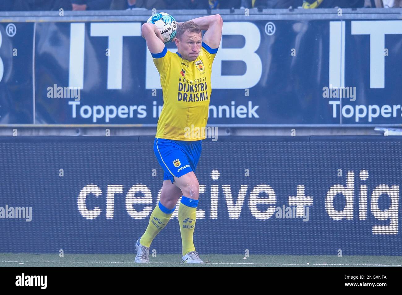 19-02-2023: Sport: Cambuur contro Heerenveen LEEUWARDEN, OLANDA - FEBBRAIO 19: Doke Schmidt (SC Cambuur) controlla la palla durante la partita Eredivisi Foto Stock