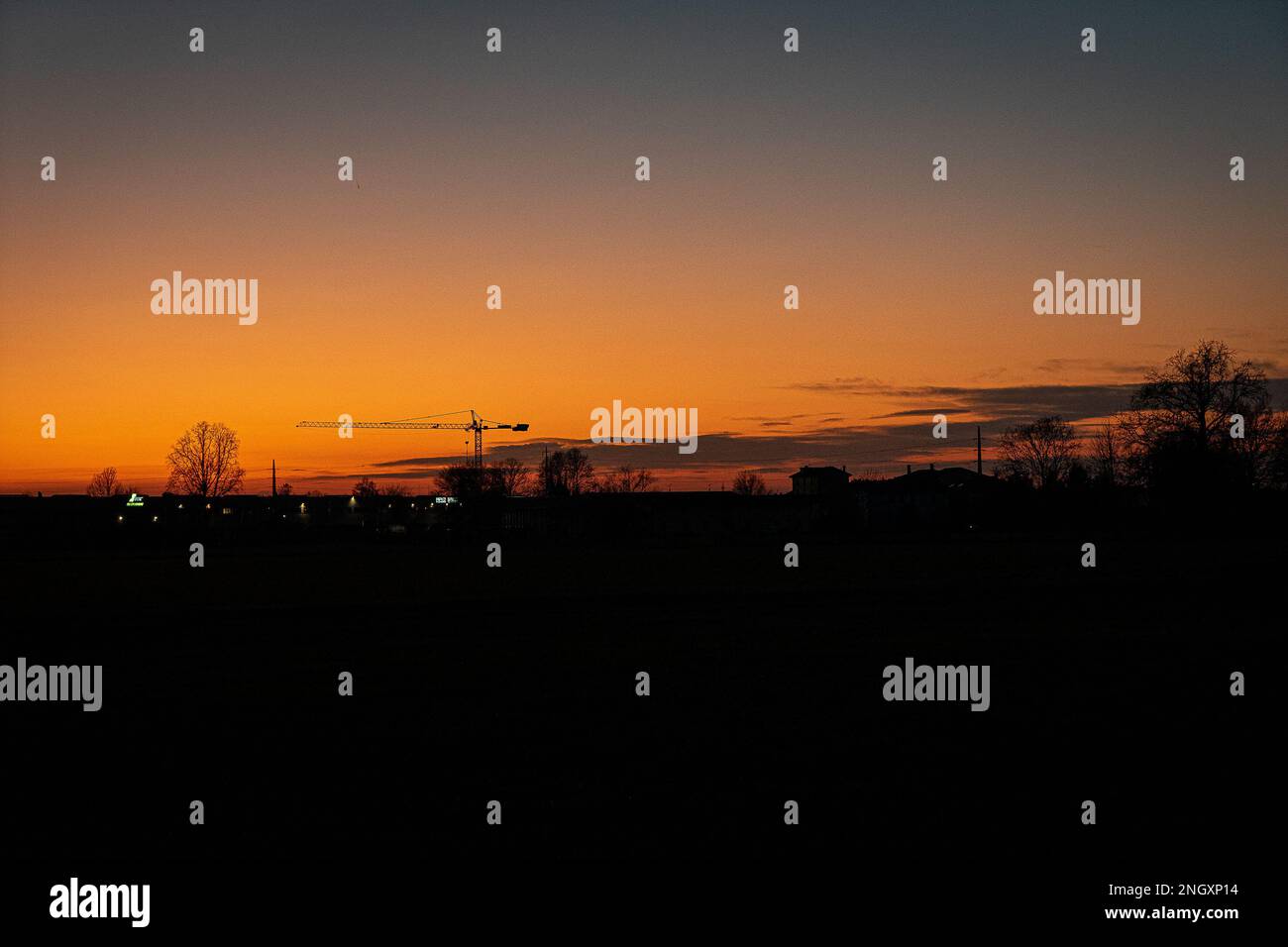 Ora d'oro: Guarda il tramonto mozzafiato, una fine mozzafiato della giornata. Tramonto invernale a Lodi, Italia Foto Stock