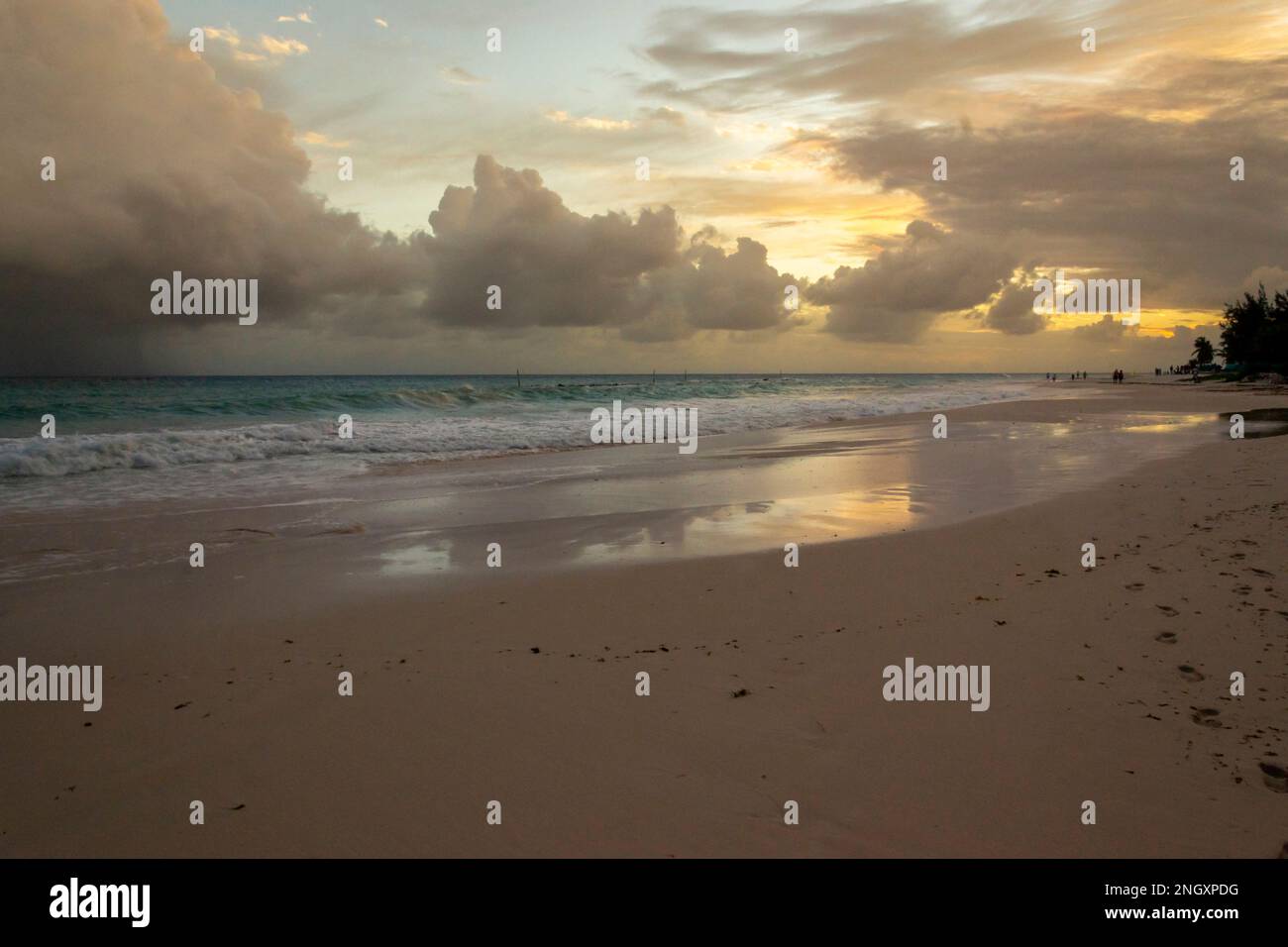 Tramonto sulla spiaggia di Maxwell Barbados Foto Stock