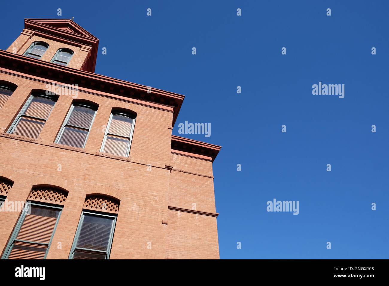 Struttura sul tetto dell'edificio sullo sfondo del cielo blu chiaro Foto Stock