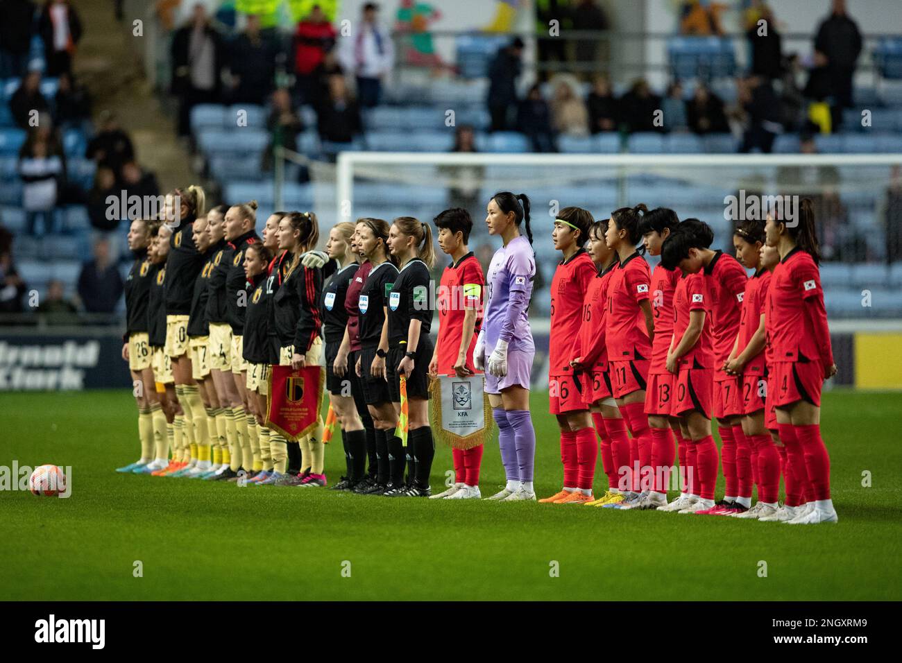 Coventry, Regno Unito. 19th febbraio 2023The squadre che cantano gli inni nazionali prima durante la partita della Arnold Clark Cup tra Belgio e Corea del Sud presso la Coventry Building Society Arena, Coventry, domenica 19th febbraio 2023. (Foto: Gustavo Pantano | NOTIZIE MI) Credit: NOTIZIE MI & Sport /Alamy Live News Foto Stock