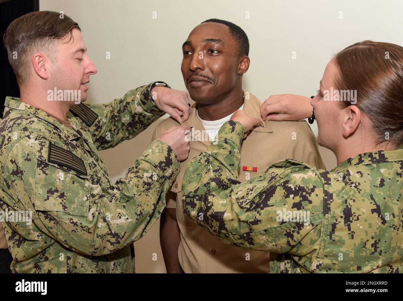 221130-N-EJ241-1025 Air Traffic Controller 3rd Class Sean Jackson, assegnato agli Stati Uniti Navy Support Facility (NSF) Diego Garcia, riceve i suoi colletti durante una cerimonia di frocking a Diego Garcia 30 novembre 2022. NSF Diego Garcia fornisce supporto logistico, di servizio, ricreativo e amministrativo agli Stati Uniti e alle forze alleate schierate in avanti nell'Oceano Indiano e nel Golfo Arabo. Foto Stock