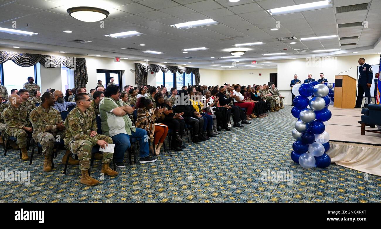 STATI UNITI Clyde Rankins, 633d Logistic Readiness Squadron dispiegamento e distribuzione capo volo, parla al pubblico durante la sua cerimonia di promozione a Capo Master Sergente alla base comune Langley-Eustis, Virginia, 30 novembre 2022. Circa il 1% della struttura dell'aeronautica arruolata la rende al rango di e-9. Foto Stock