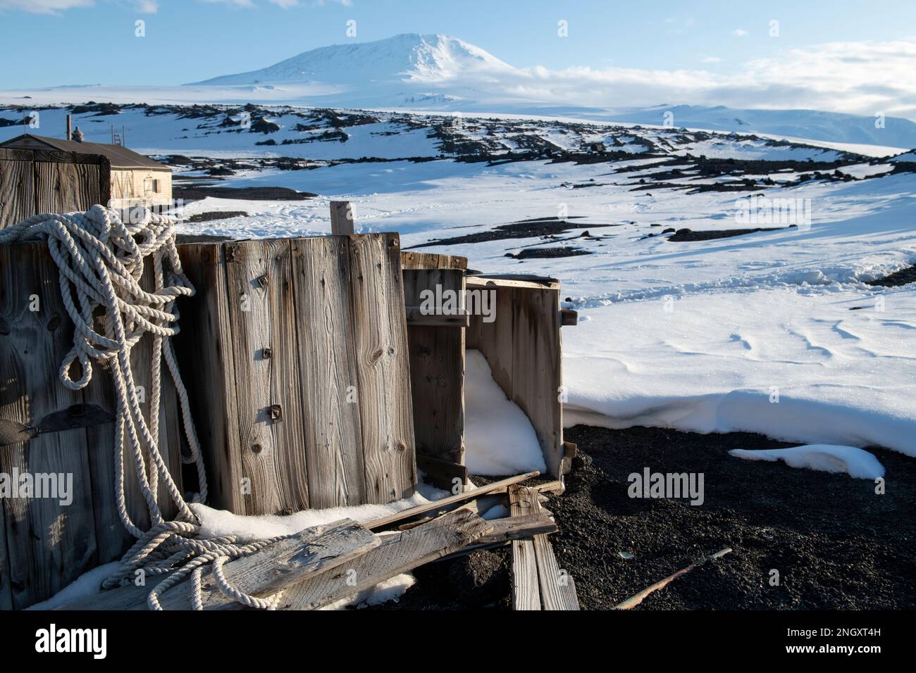 Antartide, Mare di Ross, Isola di Ross, Capo Evans. Storica capanna Scott, scatole in legno d'epoca della spedizione polare Terra Nova, il Monte Erebus. Foto Stock