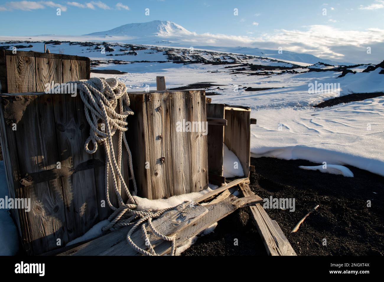 Antartide, Mare di Ross, Isola di Ross, Capo Evans. Storica capanna Scott, scatole in legno d'epoca della spedizione polare Terra Nova, il Monte Erebus. Foto Stock