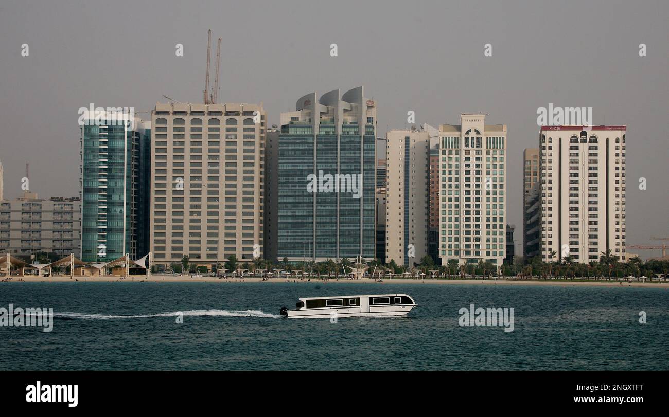 Immagine ©concesso in licenza a Parsons Media. 08/07/2008. Abu Dhabi, Emirati Arabi Uniti. Abu Dhabi General views. Lo skyline di Abu Dhabi lungo la Corniche, Emirati Arabi Uniti, luglio 08 2008. Foto di Andrew Parsons / Parsons Media Foto Stock