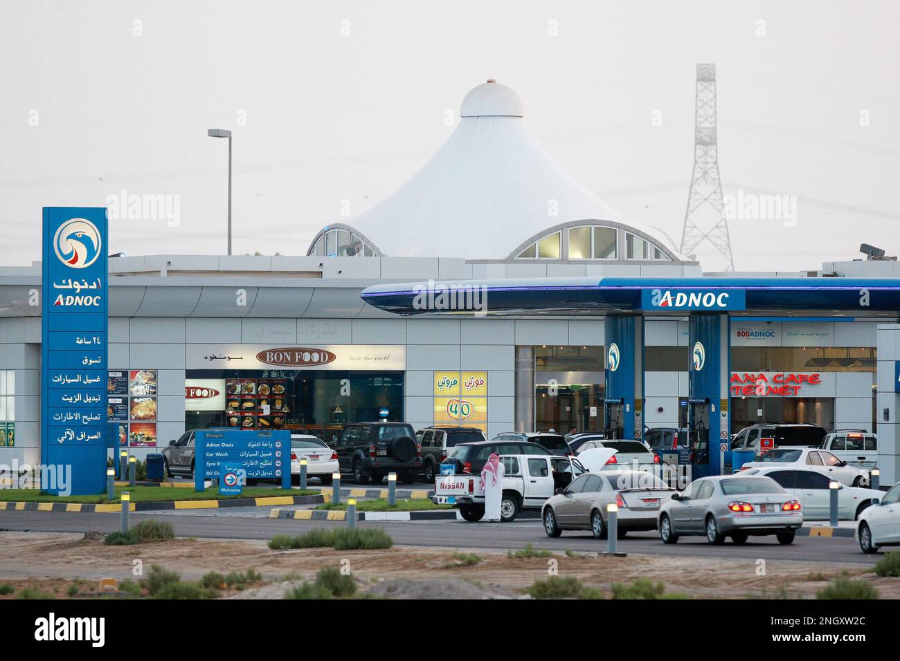 Immagine ©concesso in licenza a Parsons Media. 08/07/2008. Abu Dhabi, Emirati Arabi Uniti. Stazione di servizio di benzina ADNOC ad Abu Dhabi, Emirati Arabi Uniti, immagine di Andrew Parsons / Parsons Media Foto Stock