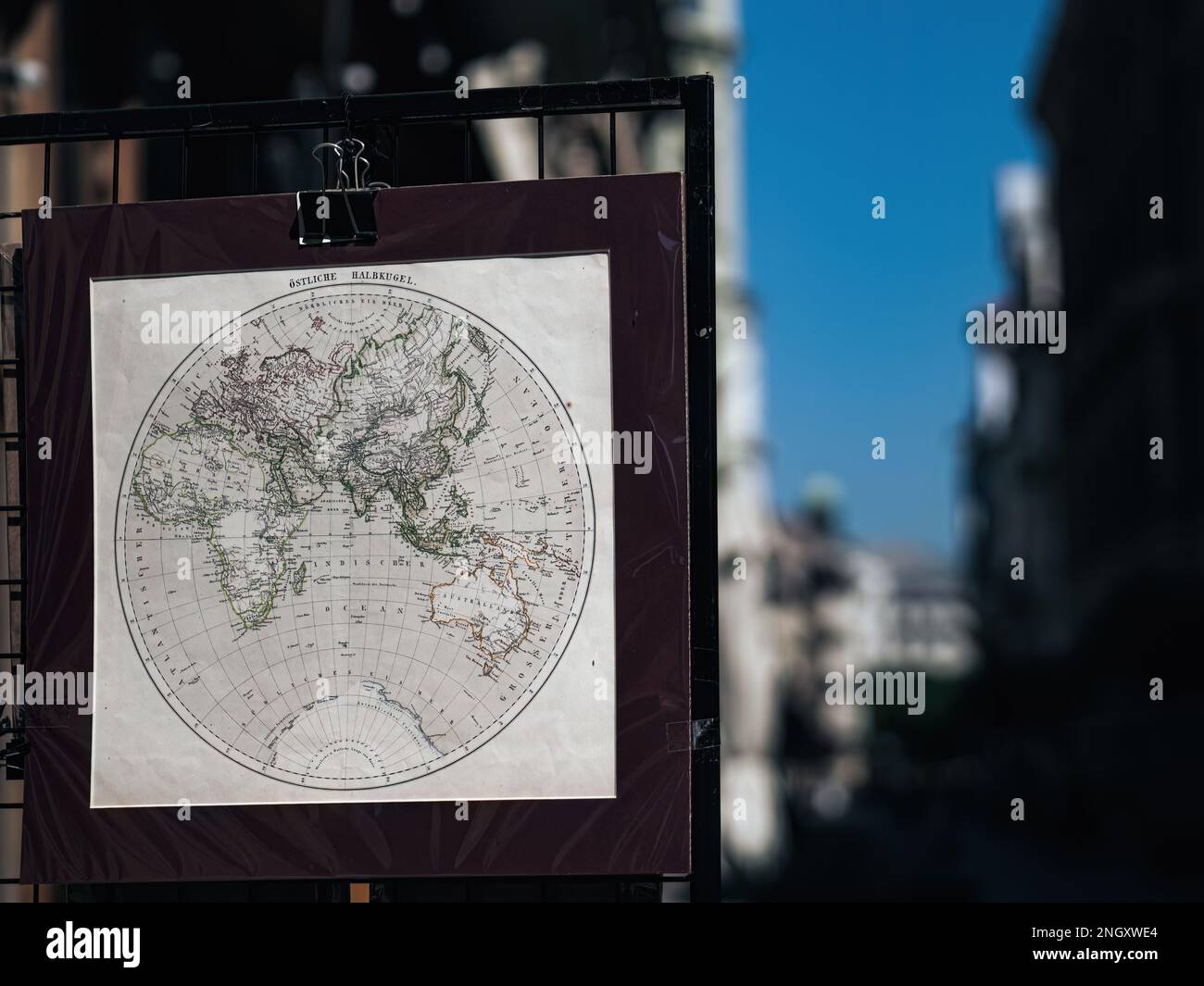 Vecchia mappa del mondo d'epoca di Europa, Africa e Asia appeso a un venditore di strada in aa città Foto Stock