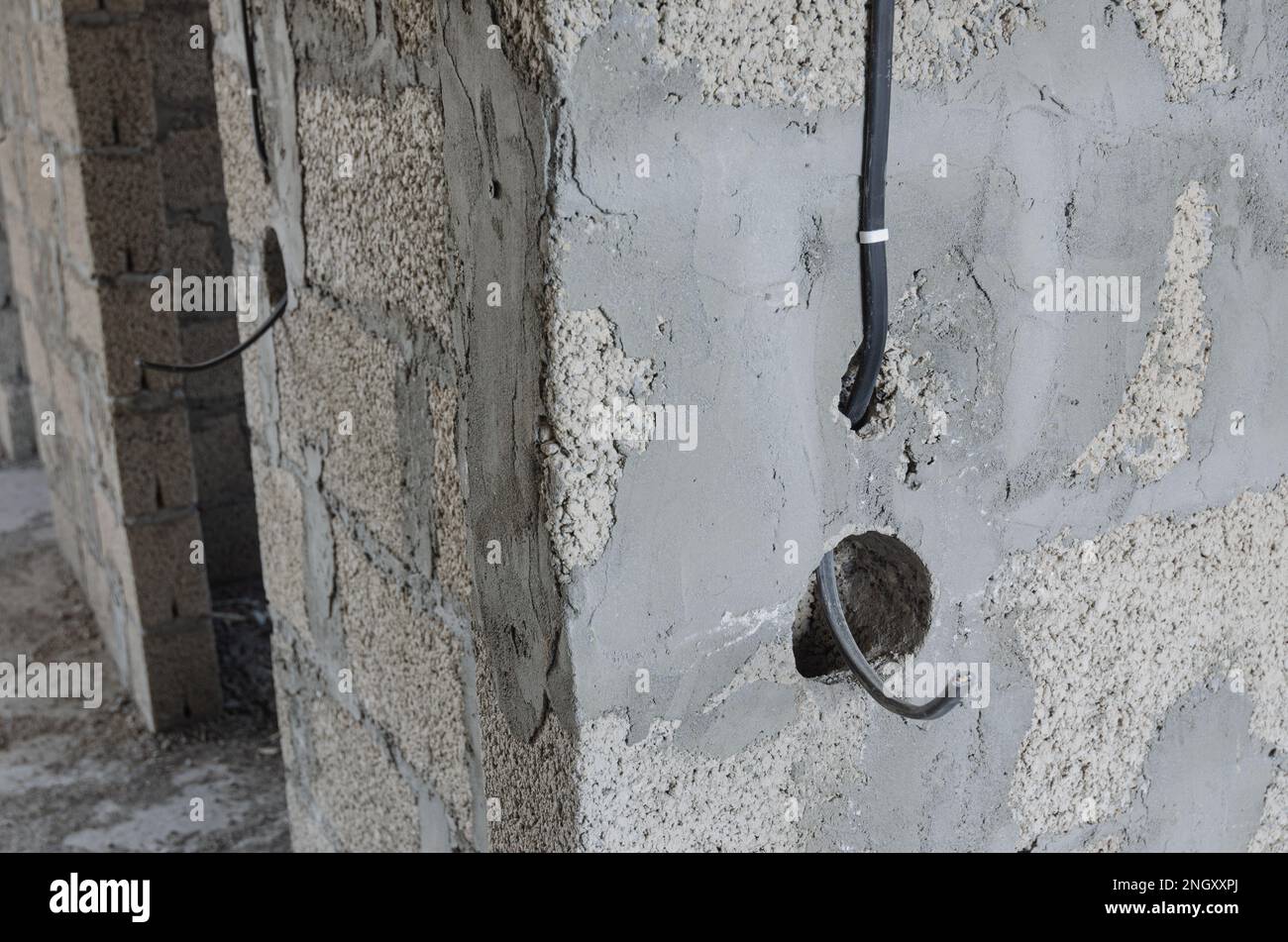 Cablaggio elettrico per il montaggio di un interruttore durante la costruzione di un edificio residenziale privato Foto Stock