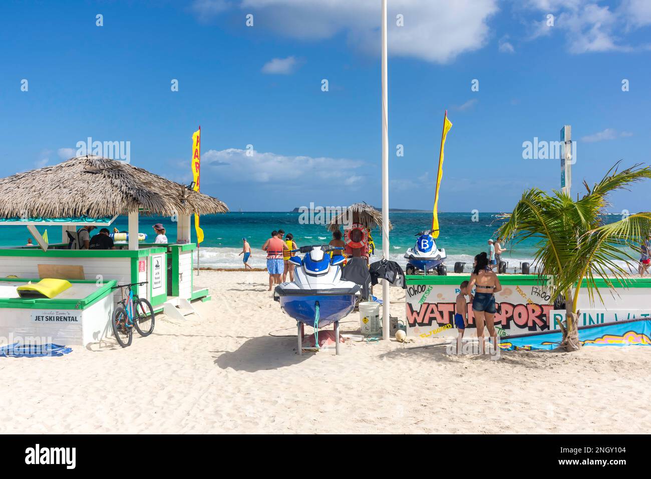 Vista sulla spiaggia, Orient Bay (Baie Orientale), St Martin (Saint-Martin), piccole Antille, Caraibi Foto Stock