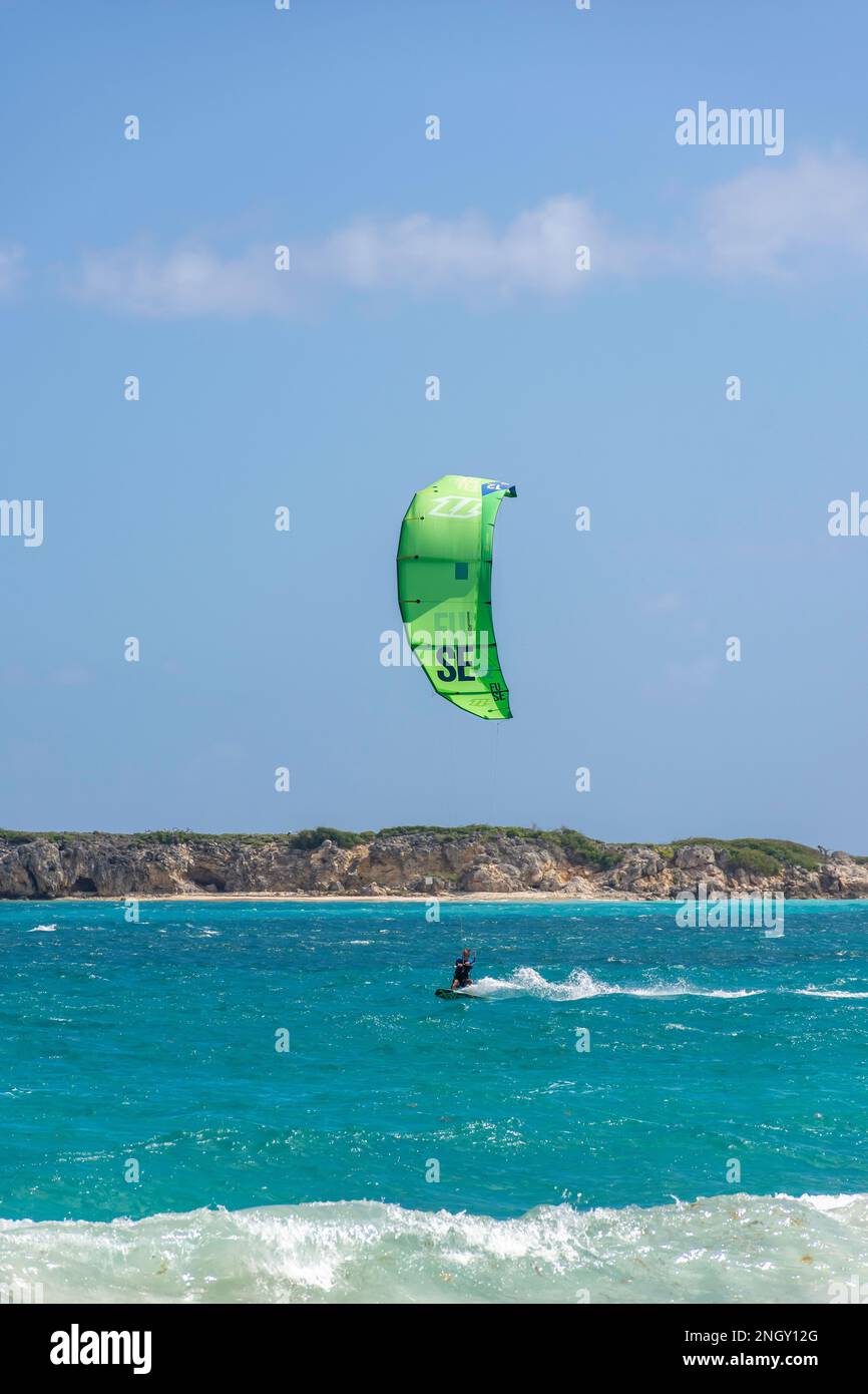 Kite surf uomo, Orient Bay (Baie Orientale), St Martin (Saint-Martin), piccole Antille, Caraibi Foto Stock