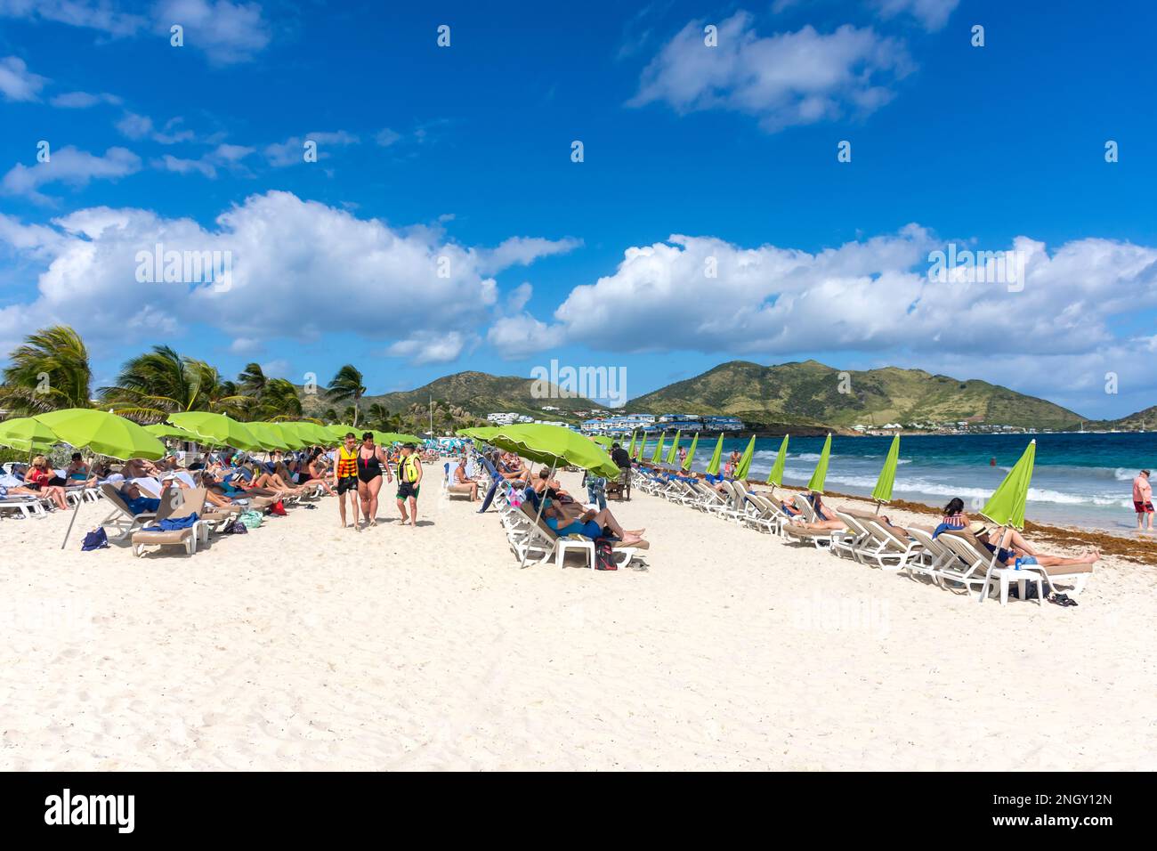 Vista sulla spiaggia, Orient Bay (Baie Orientale), St Martin (Saint-Martin), piccole Antille, Caraibi Foto Stock