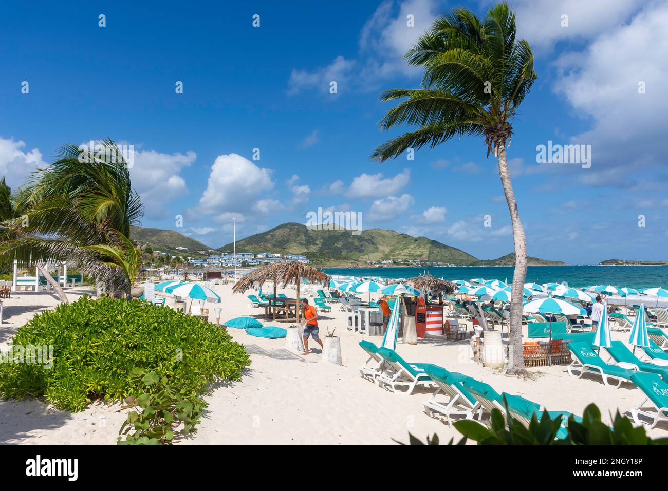Vista sulla spiaggia, Orient Bay (Baie Orientale), St Martin (Saint-Martin), piccole Antille, Caraibi Foto Stock