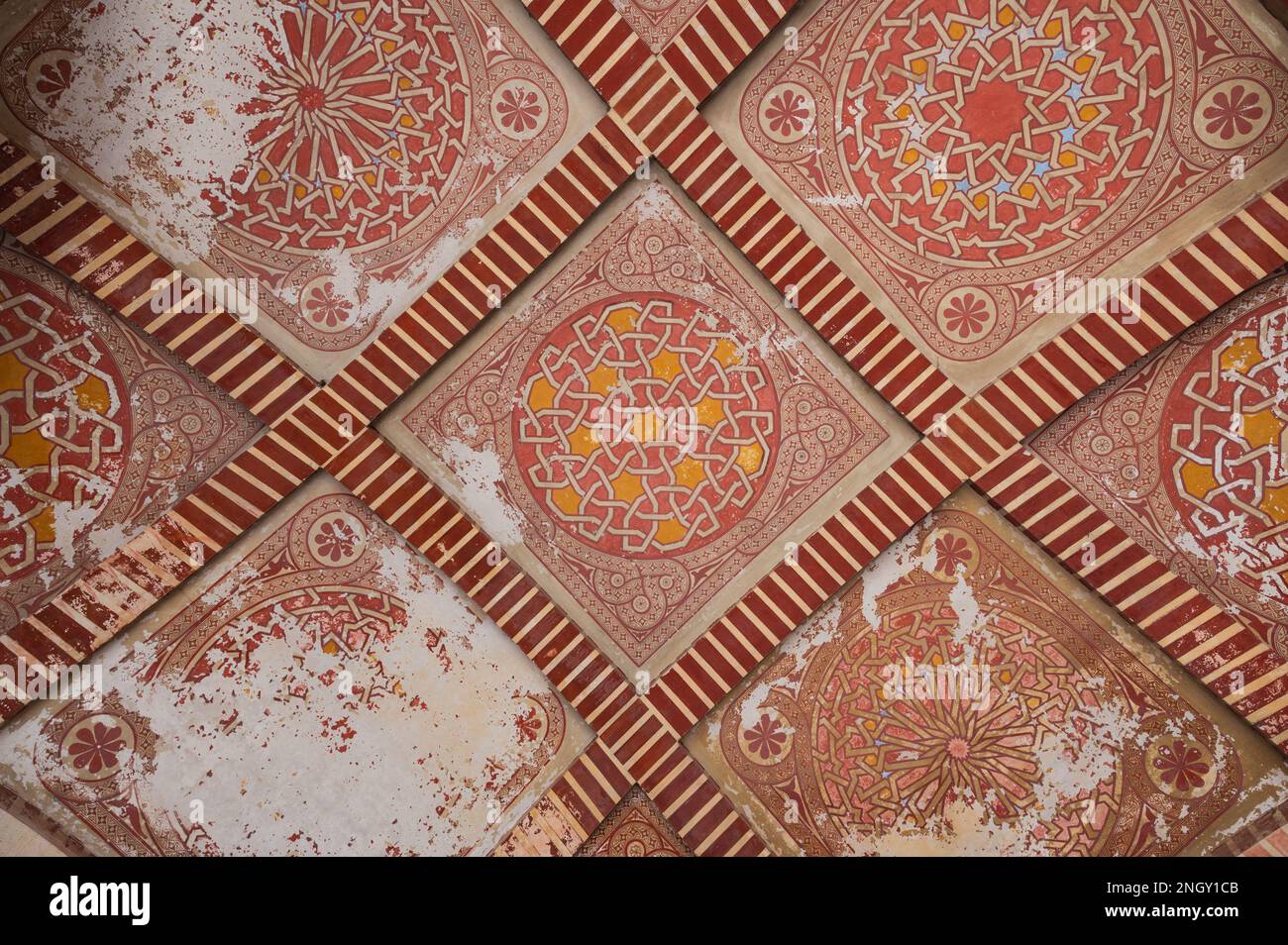 Soffitto ornato in una delle camere del palazzo Nasrid, Alcazaba, Malaga, Spagna Foto Stock