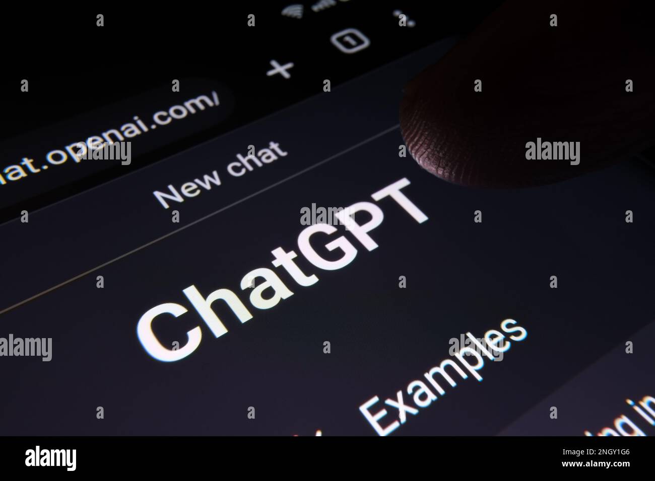 Il dito che tocca lo schermo del bot della chat di ChatGPT visto sul display dello smartphone con il grande logo di Chat GPT. Ai chatbot di OpenAI. Foto macro. Stafford, Regno Unito Foto Stock