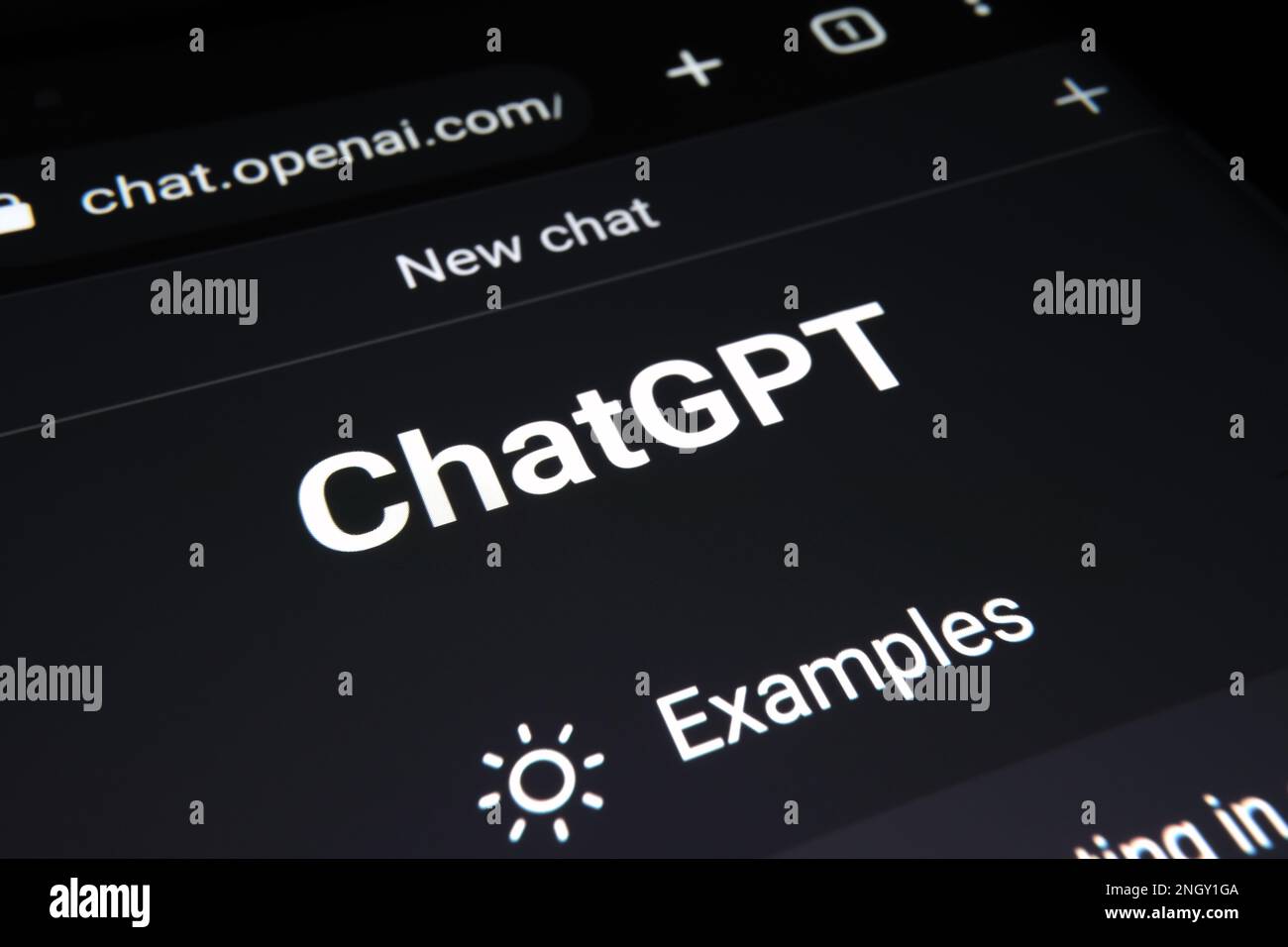 Schermata di ChatGPT chat bot visualizzata sullo schermo di smartphone e laptop con schermata di accesso di Chat GPT sullo sfondo. Un nuovo chatbot di intelligenza artificiale di OpenAI. Stafford, unità Foto Stock