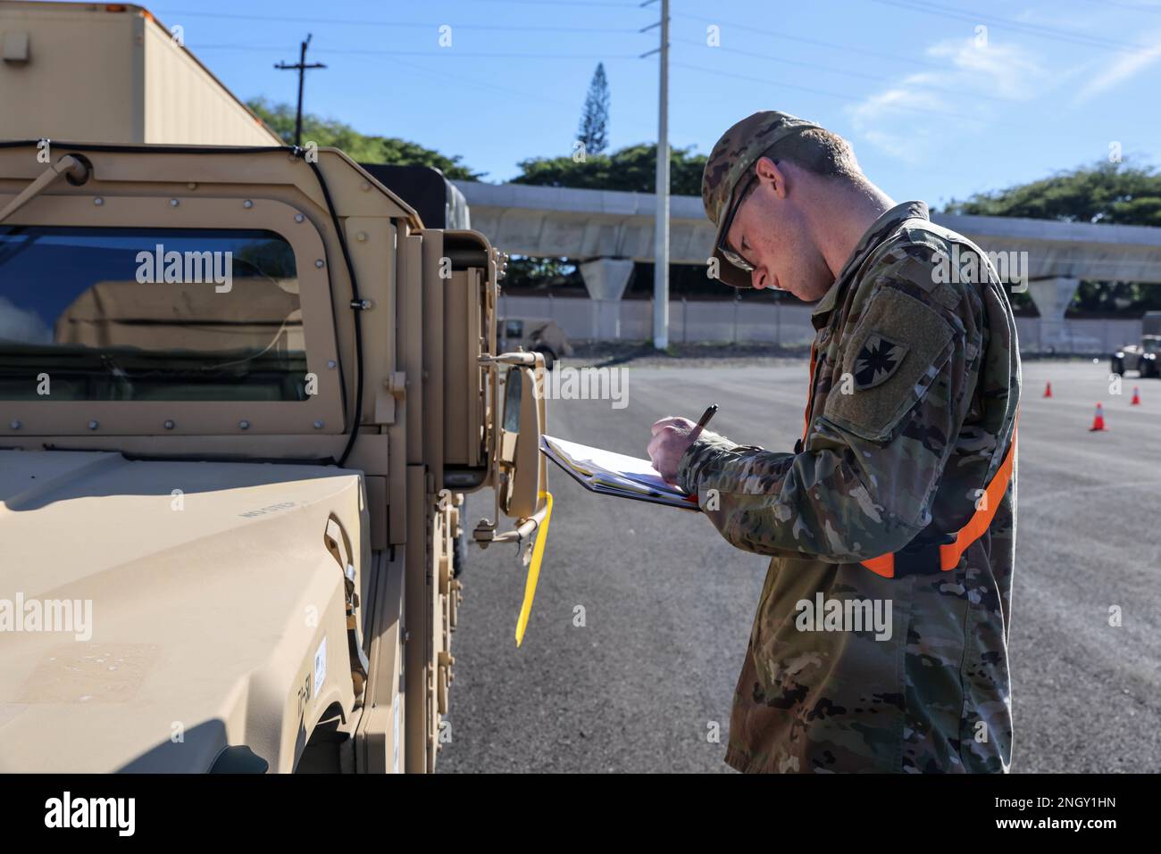 Soldati assegnati a 8th comando di sostegno del teatro, 25th divisione di fanteria, 599th brigata di trasporto, 402nd brigata di supporto sul campo dell'esercito, appaltatori del Dipartimento della Difesa, ed elementi dagli Stati Uniti Navy ha scaricato veicoli militari come parte dell'esercito preposizionato Stock 3 Fix-Forward (a galla) dagli Stati Uniti Nave navale Watson a Honolulu, Hawaii, 1 dicembre 2022. La missione APS-3 dimostra il comando e il controllo delle operazioni APS-3 da parte del 8th Theater Stainment Command e valuta la flessibilità operativa per garantire la disponibilità strategica. Come gli Stati Uniti Integratore materiale Indo-Pacific, t Foto Stock