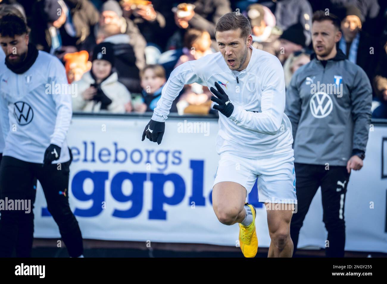 Malmoe, Svezia. 19th febbraio Anton Tinnerholm (2) di Malmoe FF si sta scaldando prima della partita della Svenska Cup tra Malmoe FF e Skoevde AIK a Malmoe Idrotsplats a Malmoe. (Photo Credit: Gonzales Photo/Alamy Live News Foto Stock