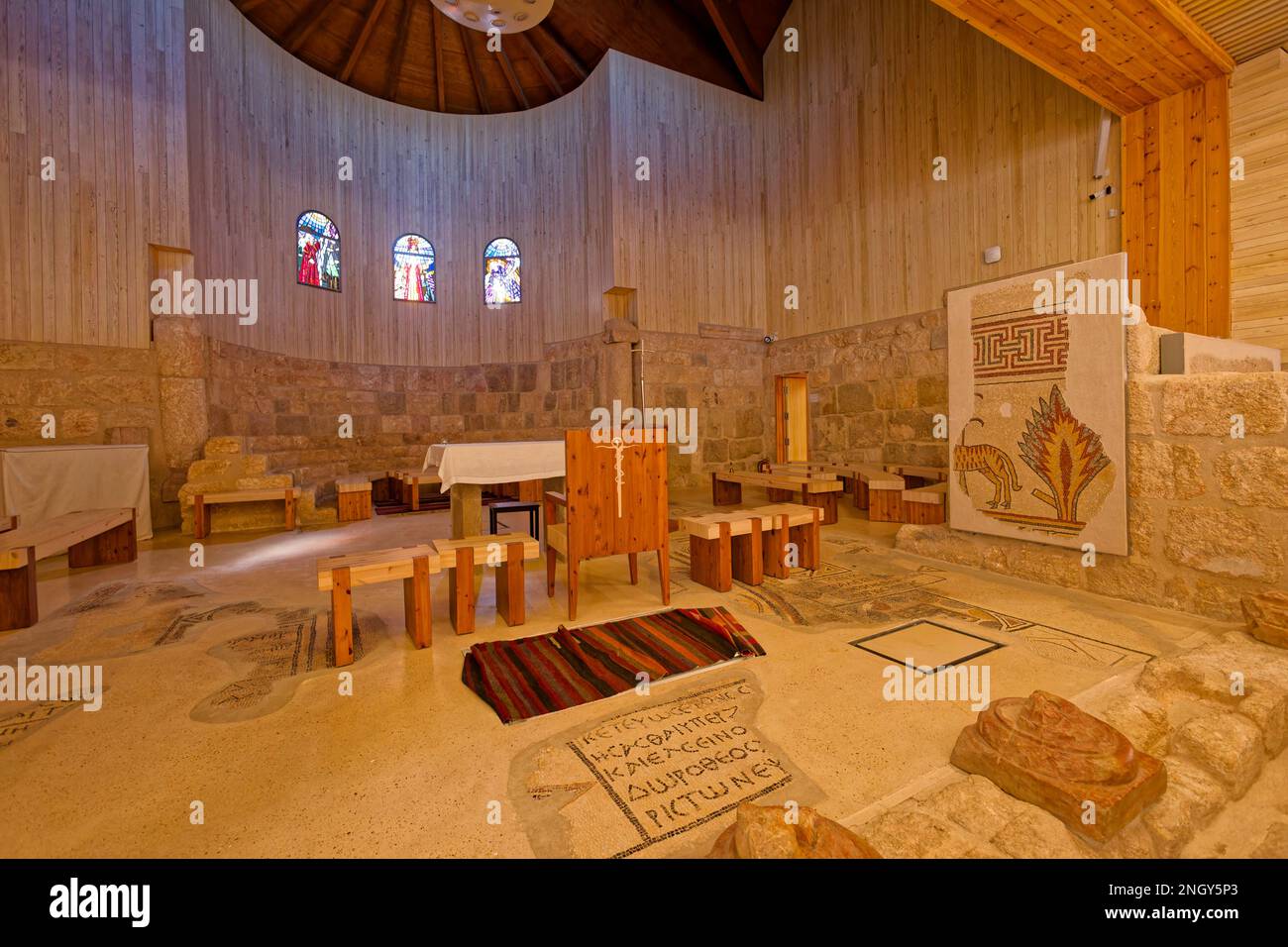 I raffinati mosaici bizantini all'interno della Chiesa commemorativa di Mosè in cima al Monte Nebo, Giordania. Credit: MLBARIONA/Alamy Stock Photo Foto Stock