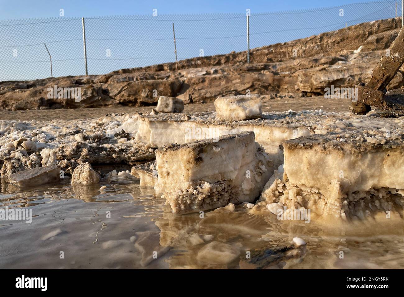 Cristalli di sale sulla riva del Mar Morto, Giordania. Credit: MLBARIONA/Alamy Stock Photo Foto Stock