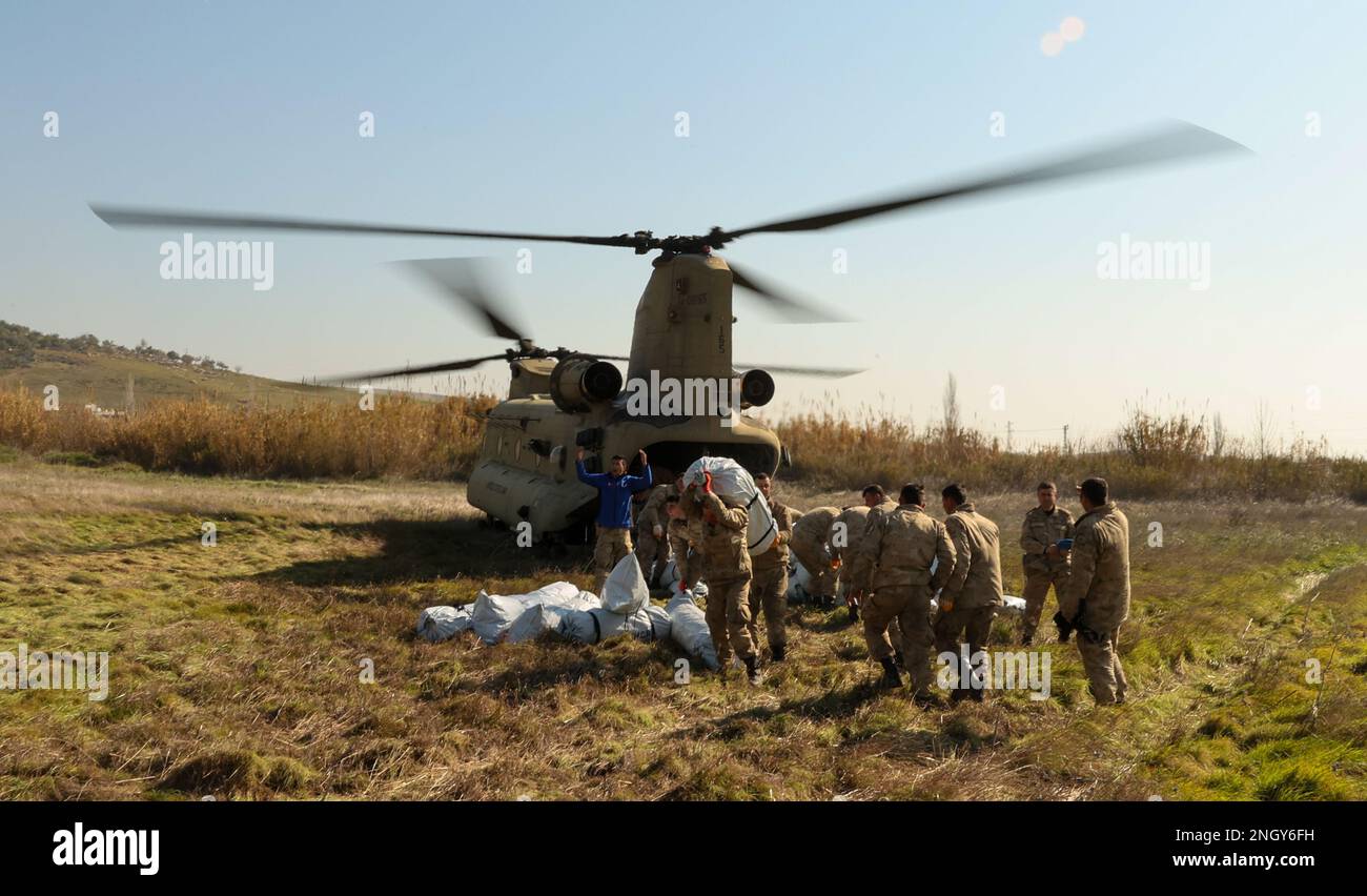 Aiuti al trasporto del personale militare turco dagli Stati Uniti Esercito CH-47 elicottero Chinook a Kirikhahn, Türkiye, 18 febbraio 2023. La CABINA 1AD offre una capacità di sollevamento dinamica a supporto diretto dell'USAID e degli sforzi di scarico turchi. La CABINA 1AD è una delle numerose unità militari statunitensi che supportano la Task Force 61/2 (TF 61/2), operante sotto la guida degli Stati Uniti Sesta flotta, Stati Uniti Naval Forces Europe (NAVEUR) e U.S. I Comandanti europei fanno parte degli sforzi internazionali turchi di soccorso in caso di catastrofi. (STATI UNITI Foto del corpo marino di Sgt. James Bourgeois/rilasciato) Foto Stock