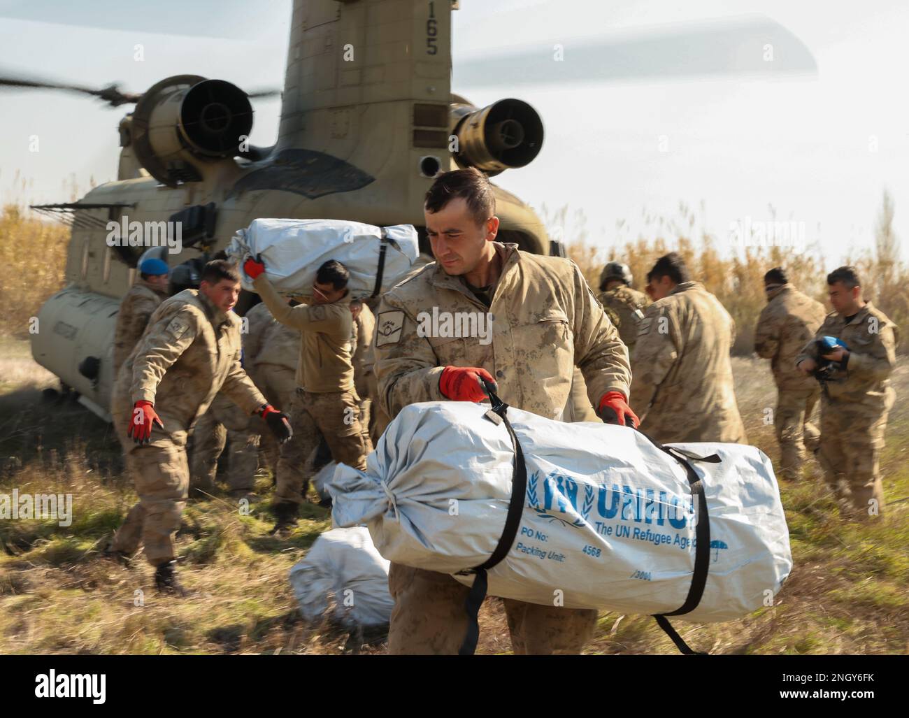 Il personale militare turco trasporta aiuti (tende) dagli Stati Uniti Esercito CH-47 elicottero Chinook a Kirikhahn, Türkiye, 18 febbraio 2023. La CABINA 1AD offre una capacità di sollevamento dinamica a supporto diretto dell'USAID e degli sforzi di scarico turchi. La CABINA 1AD è una delle numerose unità militari statunitensi che supportano la Task Force 61/2 (TF 61/2), operante sotto la guida degli Stati Uniti Sesta flotta, Stati Uniti Naval Forces Europe (NAVEUR) e U.S. I Comandanti europei fanno parte degli sforzi internazionali turchi di soccorso in caso di catastrofi. (STATI UNITI Foto del corpo marino di Sgt. James Bourgeois/rilasciato) Foto Stock