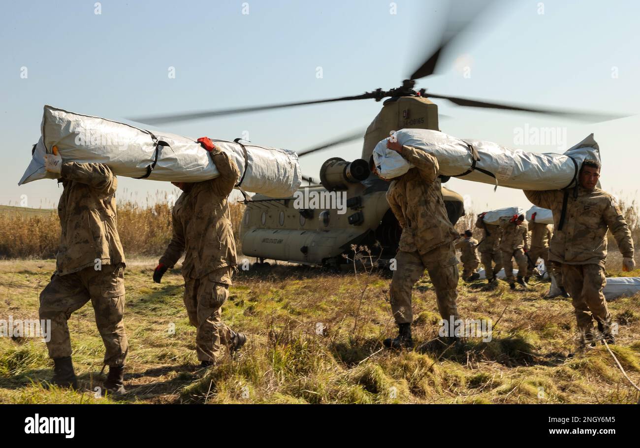 Aiuti al trasporto di personale militare turco (tende) dagli Stati Uniti Esercito CH-47 elicottero Chinook a Kirikhahn, Türkiye, 18 febbraio 2023. La CABINA 1AD offre una capacità di sollevamento dinamica a supporto diretto dell'USAID e degli sforzi di scarico turchi. La CABINA 1AD è una delle numerose unità militari statunitensi che supportano la Task Force 61/2 (TF 61/2), operante sotto la guida degli Stati Uniti Sesta flotta, Stati Uniti Naval Forces Europe (NAVEUR) e U.S. I Comandanti europei fanno parte degli sforzi internazionali turchi di soccorso in caso di catastrofi. (STATI UNITI Foto del corpo marino di Sgt. James Bourgeois/rilasciato) Foto Stock