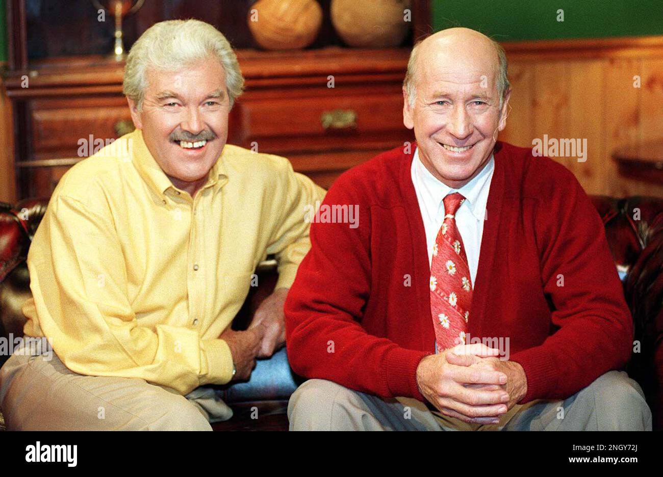 Foto del file datata 31/10/95 di Dickie Davies (a sinistra) ritorna alla televisione nazionale quando co-ospita lo Scrapbook di Bobby Charlton. L'ex presentatore del mondo dello sport Dickie Davies è morto all'età di 94 anni. Davies è stato più noto per aver ancorato la mostra sportiva ITV dal 1968 fino alla sua fine nel 1985. Foto Stock