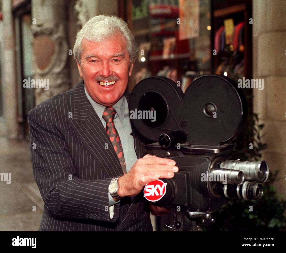 Foto del file datata 03/03/98 di Dickie Davies durante una foto per lanciare il nuovo show Sky Sports. L'ex presentatore del mondo dello sport Dickie Davies è morto all'età di 94 anni. Davies è stato più noto per aver ancorato la mostra sportiva ITV dal 1968 fino alla sua fine nel 1985. Data di emissione: Domenica 19 febbraio 2023. Foto Stock