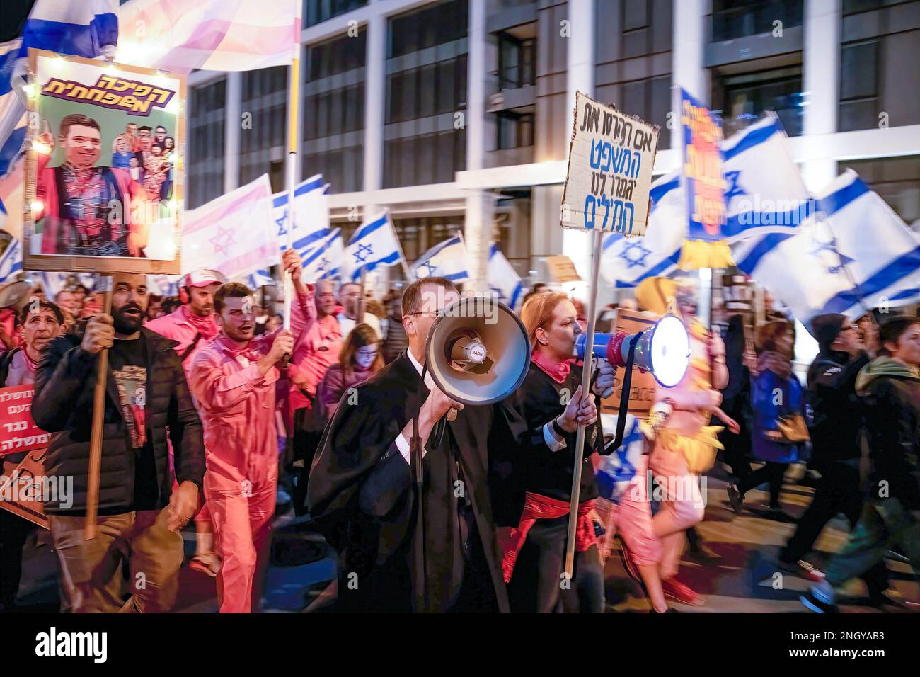 Tel Aviv, Israele. 18th Feb, 2023. I manifestanti detengono bandiere israeliane e cartelli che esprimono la loro opinione durante la manifestazione. Oltre 120.000 persone hanno protestato a Tel Aviv contro il governo di estrema destra di Netanyahu e la sua controversa riforma legale. (Foto di Matan Golan/SOPA Images/Sipa USA) Credit: Sipa USA/Alamy Live News Foto Stock