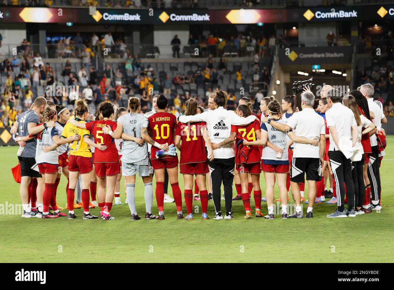 Giocatori spagnoli visti in un huddle di squadra dopo la 2023 Cup of Nations match tra Matilda australiana e Spagna al CommBank Stadium il 19 febbraio 2023 a Sydney, Australia Foto Stock