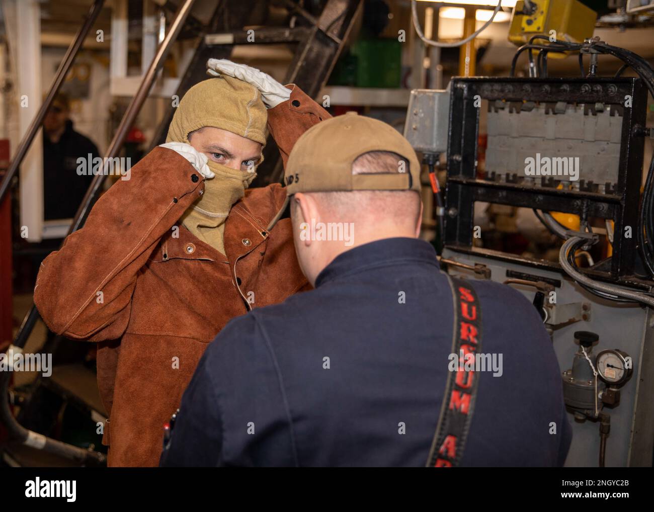 221201-N-OM737-1002 NORFOLK, Virginia (1 dicembre 2022) il capitano Joseph Murphy, comandante della nave d'assalto anfibio di classe WASP USS Bataan (LHD 5), si prepara ad accendere la caldaia nel locale macchine principale della nave, il 1 dicembre 2022. Bataan sta per iniziare a supportare il Surface Warfare Advanced Tactical Training (SWATT). Foto Stock