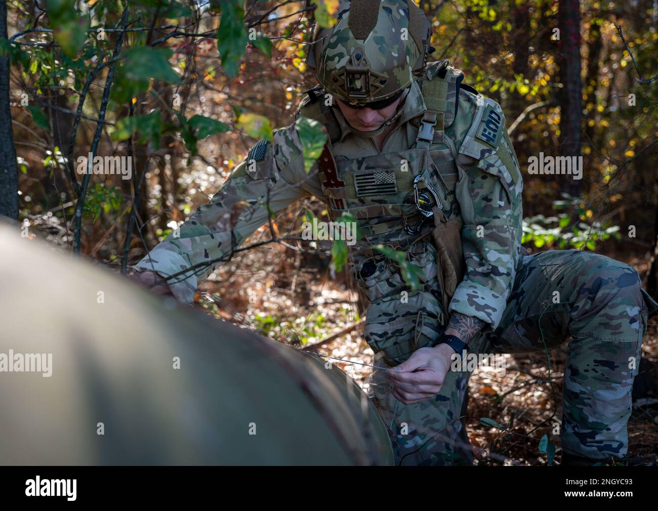 Senior Airman Nicholas Farrar, 4th ingegnere civile Squadron apprendista per lo smaltimento di ordigni esplosivi, ispeziona esplosivi inerti durante l'addestramento EOD presso la base aeronautica di Seymour Johnson, North Carolina, 1 dicembre 2022. I team EOD vengono inviati per neutralizzare i materiali altamente pericolosi dopo che è stato stabilito un perimetro sicuro intorno a un dispositivo. Foto Stock