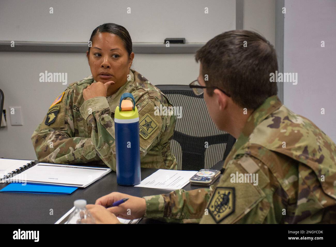 L'Adjutant General dell'esercito degli Stati Uniti, BG Gregory Johnson, incontra i capi chiave del programma integrato del personale e del sistema di pagamento - dell'esercito per dissuasire gli eventi e le edizioni imminenti di rilascio, 1 dicembre 2022 ad Arlington, Virginia. Foto Stock