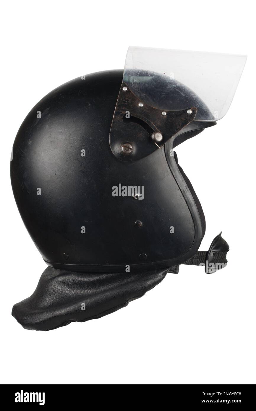 casco riot poliziotto nero con vetro protettivo isolato su sfondo bianco Foto Stock