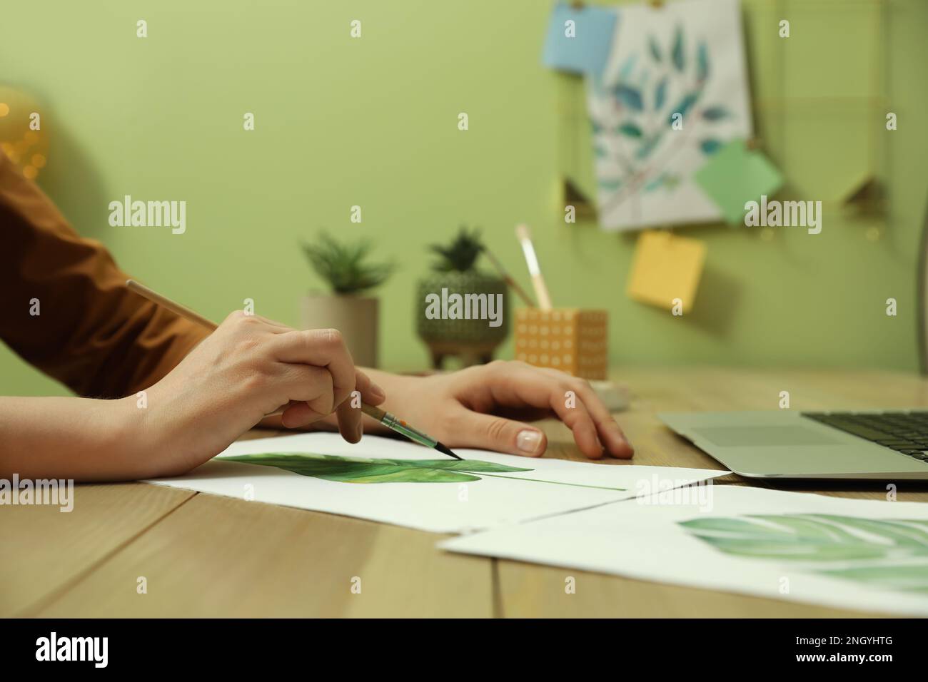 Donna disegno immagine a lezione d'arte online, primo piano. Apprendimento a distanza Foto Stock