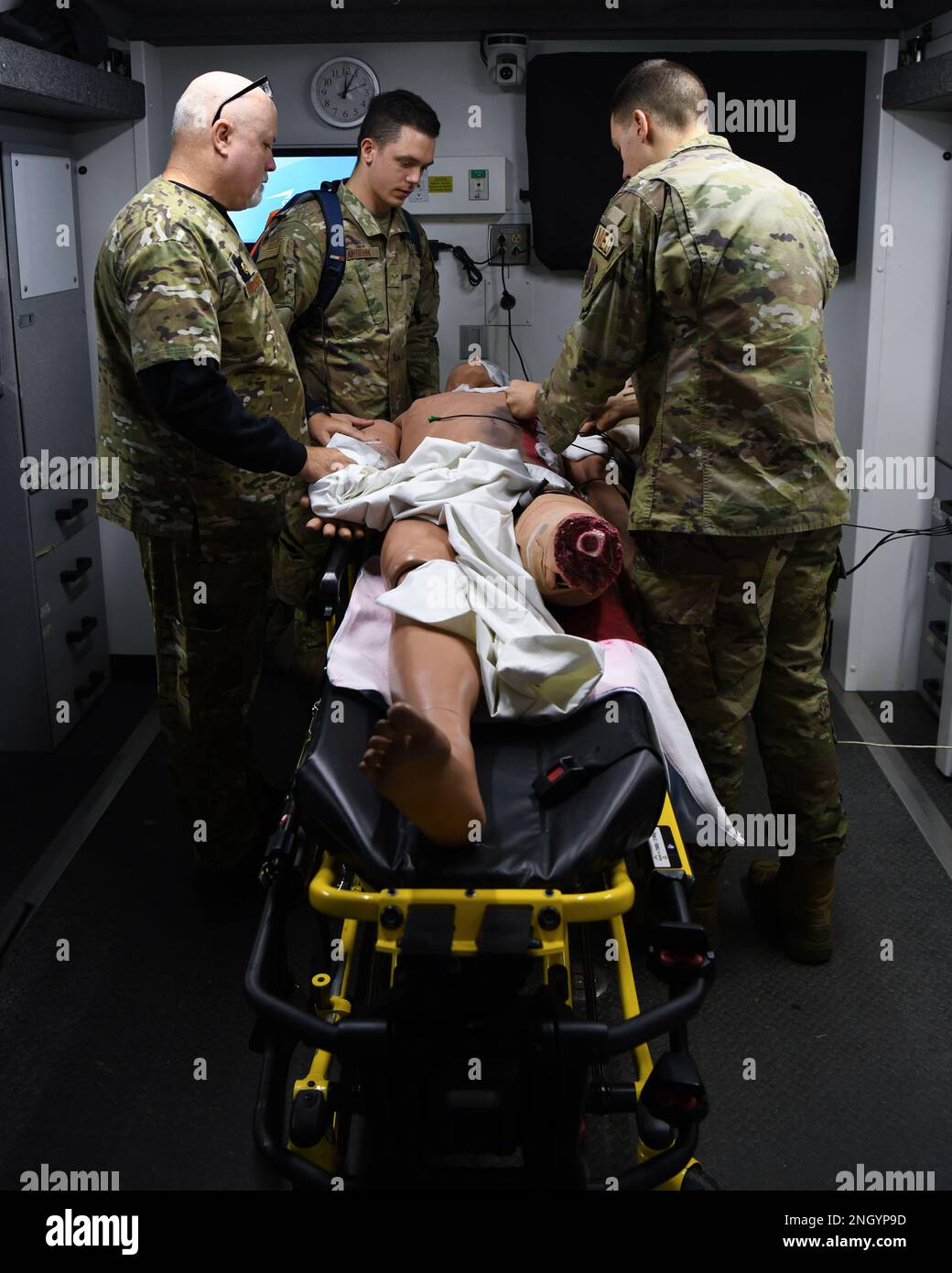 Bryce Vanderzwaag (a sinistra), 319th infermiera registrata del gruppo medico, Airman 1st Classe Avery Lambdin, 319th tecnico medico di emergenza MDG e Airman 1st Classe Ryan Hary, 319th tecnico medico MDG, cura di un paziente simulato durante un evento di formazione medica 1 dicembre 2022, presso la base aeronautica di Grand Forks, North Dakota. Piccoli team di 319th militari MDG con diverse esperienze professionali hanno collaborato per completare ogni scenario di formazione fornito dall'Università del North Dakota. Foto Stock
