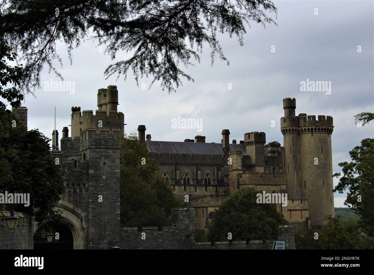 Il Castello di Arundel, un edificio classificato di grado i, visto in una giornata estiva. Restaurato e ristrutturato castello medievale nel Sussex occidentale visto dalla strada Foto Stock