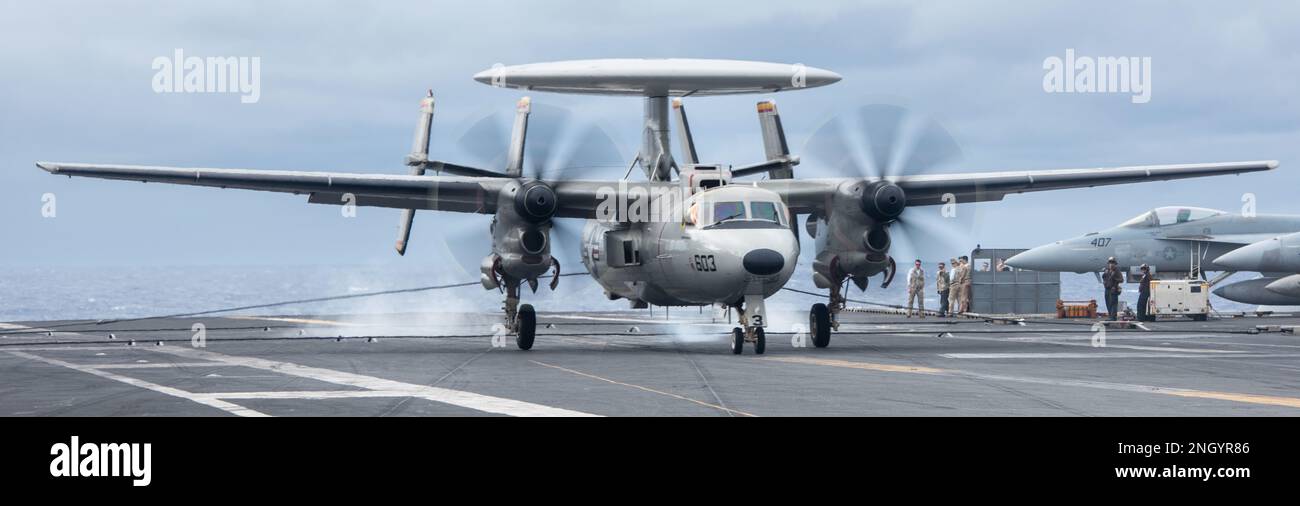 221202-N-UF592-1192 MARE DELLE FILIPPINE (2 dicembre 2022) un Hawkeye e-2D, attaccato alle Tiger Tails of Airborne Early Warning Squadron (VAW) 125, atterra sul ponte di volo degli Stati Uniti L’unica portaerei della Marina schierata a termine, la USS Ronald Reagan (CVN 76), nel Mare delle Filippine, il 2 dicembre. E-2D Hawkeyes esegue missioni tattiche di allarme tempestivo in volo per fornire informazioni preziose al Carrier Strike Group (CSG) 5 mentre pianifica ed esegue le operazioni. Ronald Reagan, il fiore all'occhiello di CSG 5, fornisce una forza pronta per il combattimento che protegge e difende gli Stati Uniti, e sostiene le alleanze, le partnership A. Foto Stock