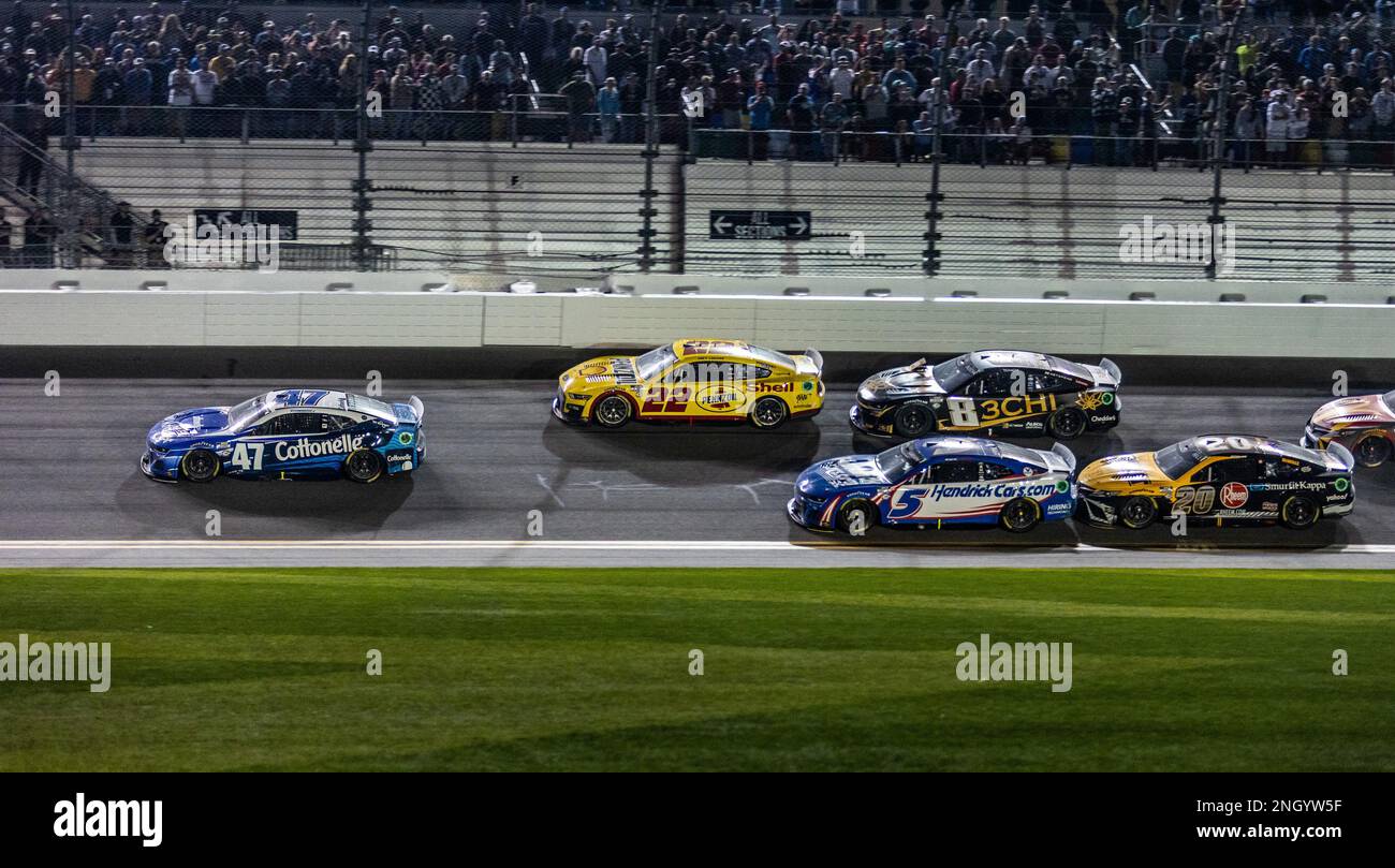 Daytona, Stati Uniti. 19th Feb, 2023. Rickey Stenhouse Jr (47) conduce Joey Logano (22), Kyle Larson (5) e Kyle Busch (8) alle bandiere bianche e pochi secondi prima di un incidente conclusosi la 2023 Daytona 500 di domenica 19 febbraio 2022 a Daytona, Florida. Foto di Edwin Locke/UPI Credit: UPI/Alamy Live News Foto Stock