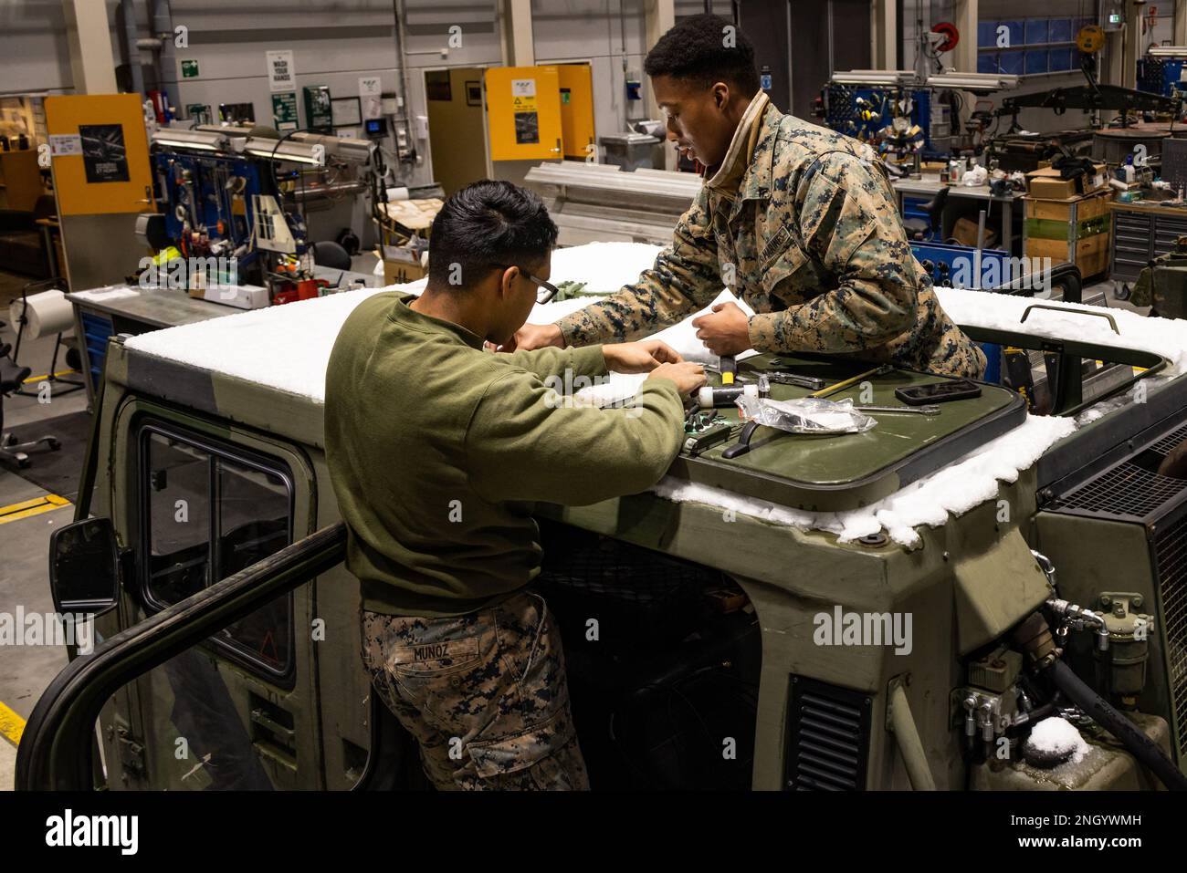 STATI UNITI Il corpo marino CPL. Matthew Munoz (a sinistra) e Lance CPL. Hollis Hollingsworth (a destra), operatori di radio sul campo con Communications Company, quartier generale Battaglione, 2D divisione marina, installare apparecchiature di comunicazione su un veicolo cingolato BV-206 a Setermoen, Norvegia il 2nd dicembre 2022. Questo aggiornamento per le comunicazioni consente agli Stati Uniti Le forze per comunicare meglio durante le operazioni e gli esercizi, nonché per mettere le basi per le capacità di comunicazione avanzate con gli alleati della NATO in futuro. Foto Stock