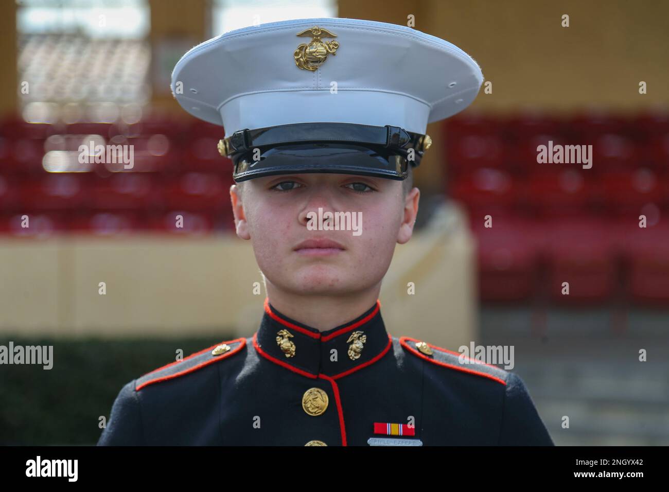 STATI UNITI Franklin, un Marine con Golf Company, 2nd battaglione di addestramento di reclutamento, pose per una foto dopo una cerimonia di laurea al deposito di reclutamento del corpo marino (MCRD) San Diego, 2 dicembre 2022. Franklin ottenne la distinzione come primo laureato in onore femminile al MCRD di San Diego. È stata reclutata dalla stazione di reclutamento Indianapolis, Ind. Foto Stock