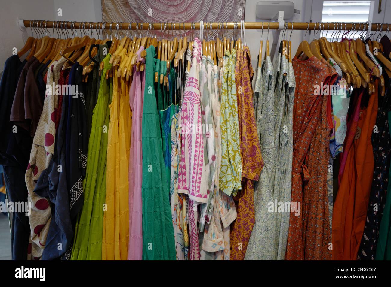 Abiti colorati in una boutique a Christiansted su St. Croix Foto Stock